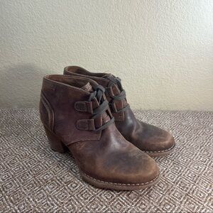 Clark Chelsea Lace up Brown Leather Healed Comfort Ankle Bootie Sz 9 Boho Grunge